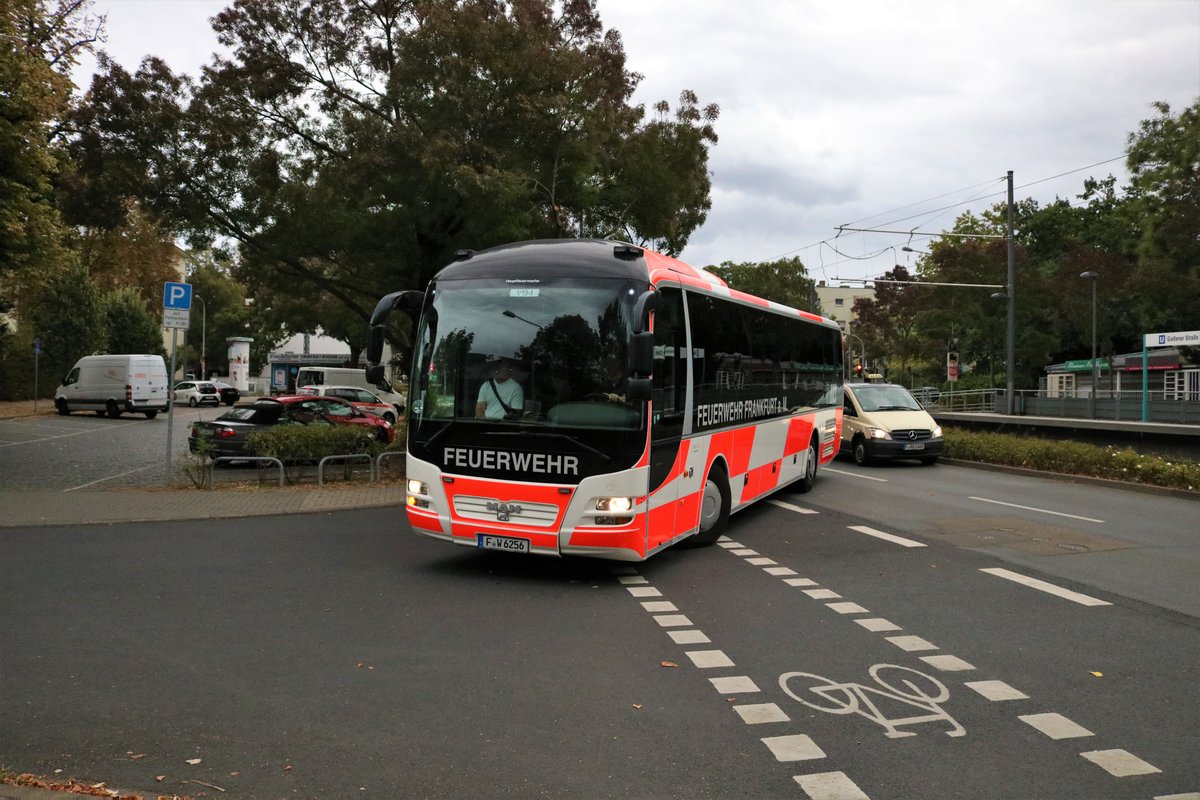 Berufsfeuerwehr Frankfurt am Main MAN Lions Regio GMTF (Großraummannschaftstransportfahrzeug) am 22.09.18 an der Wache 1 in Eckenheim