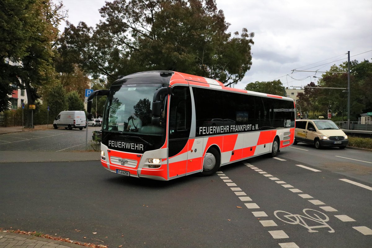 Berufsfeuerwehr Frankfurt am Main MAN Lions Regio GMTF (Großraummannschaftstransportfahrzeug) am 22.09.18 an der Wache 1 in Eckenheim