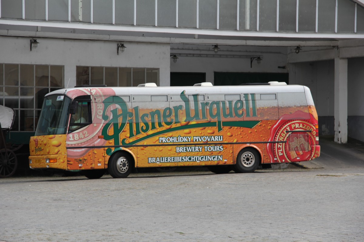 Besucherbus für Werksbesichtigung der Pilsner-Brauerei, Aufgenommen am 23. August 2014