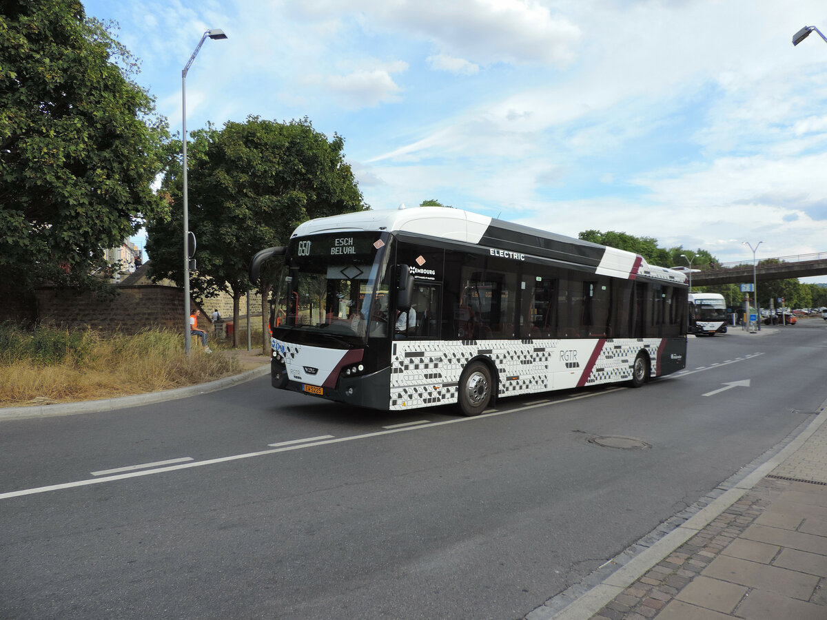 Bettembourg - 30. Juli 2022 : Citea SLE 129 Electric Nr 5225 des Unternehmen Emile Weber auf der Linie 650 im Einsatz. Er trägt das neue Farbshema der RGTR, zwar Weiss, Schwarz und Grau. Der dunkel Rote Streifen zeigt dass der Bus an der Firma Emile Weber gehört.