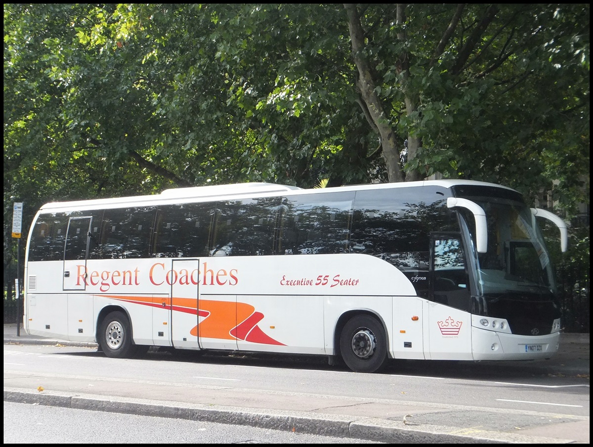 Beulas Cygnus von Regent Coaches aus England in London am 26.09.2013