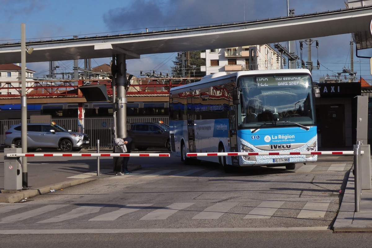 Bevor der Irisbus Crossway den Busbahnhof am Bahnhof von Annecy seine Fahrt fortsetzen kann muss die Schranke sich öffnen. 09.2022