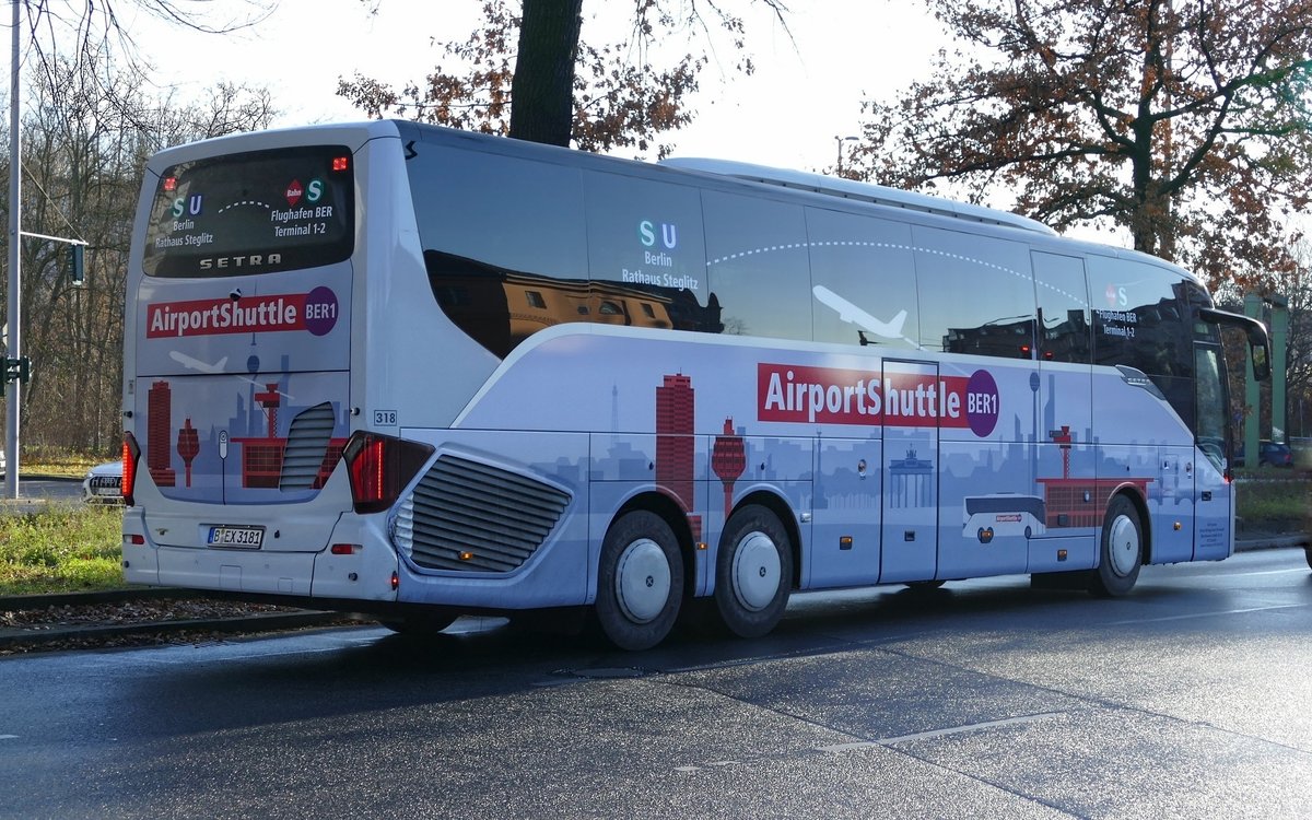 BEX Charter_ AirportShuttle BER1 (Berlin City Südwest-BER1) mit dem Setra S 516HD, Wagen '318'. Berlin, nahe Rathaus Steglitz, Anfang Dezember 2020.