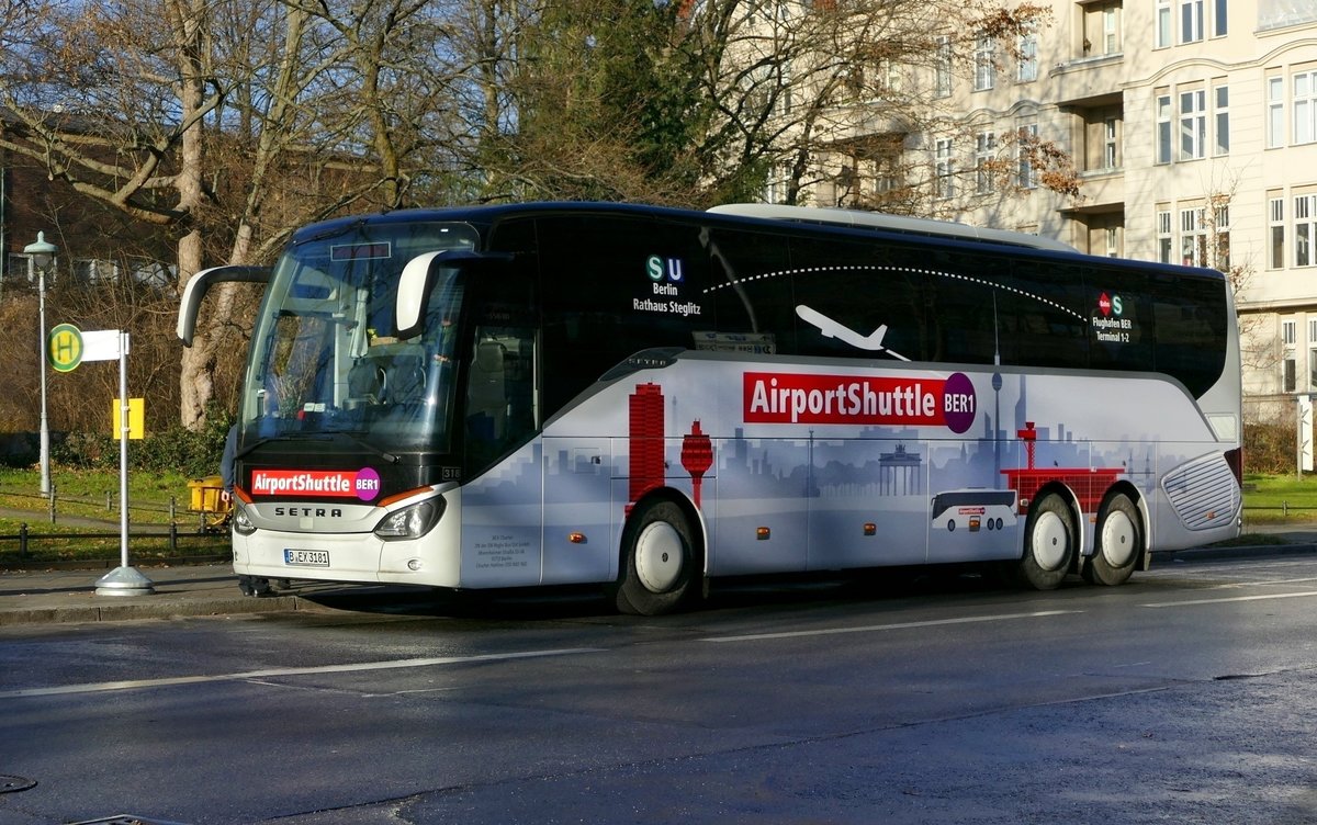 BEX-Charter_ AirportShuttle BER1 (Berlin City Südwest-BER1 Terminal)-mit dem Setra S 516HD, Wagen'318'. Berlin, nahe Rathaus Steglitz, Anfang Dezember 2020.
