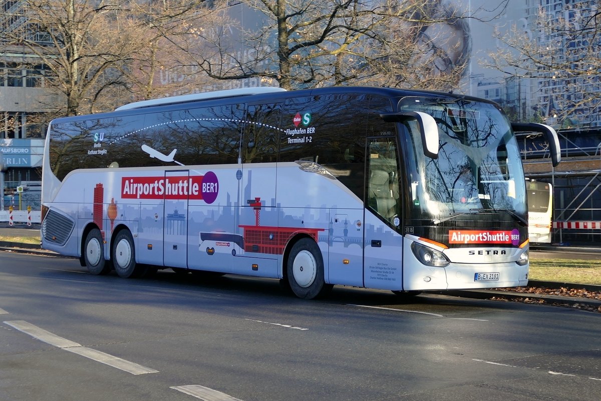 BEX-Charter_ AirportShuttle BER1 (Berlin City Südwest-BER1) mit dem Setra S 516HD, Wagen '318'. Berlin, nahe Rathaus Steglitz, Anfang Dezember 2020.
