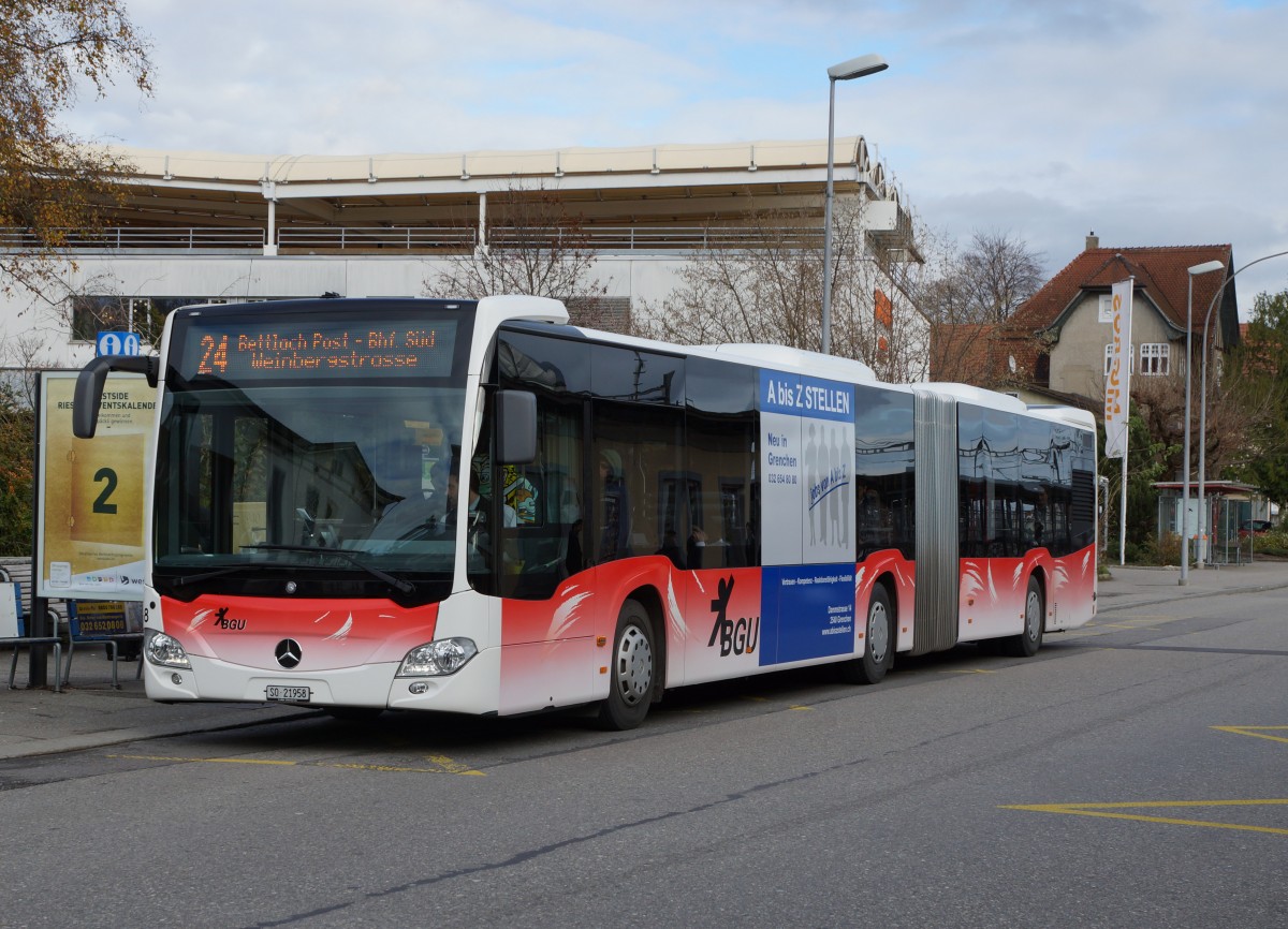 BGU: Auf dem BGU-Netz stehen zur Zeit zwei MERCEDES CITARO Gelenkbusse im Einsatz. Beim Wagen 28 handelt es sich um einen der wenigen Gasfahrzeuge auf den Schweizer Strassen und der Wagen 8 wird mit Diesel betrieben. Die Aufnahme des Wagens 8 entstand am 1. Dezember 2015 beim Bahnhof Grenchen Süd.
Foto: Walter Ruetsch   