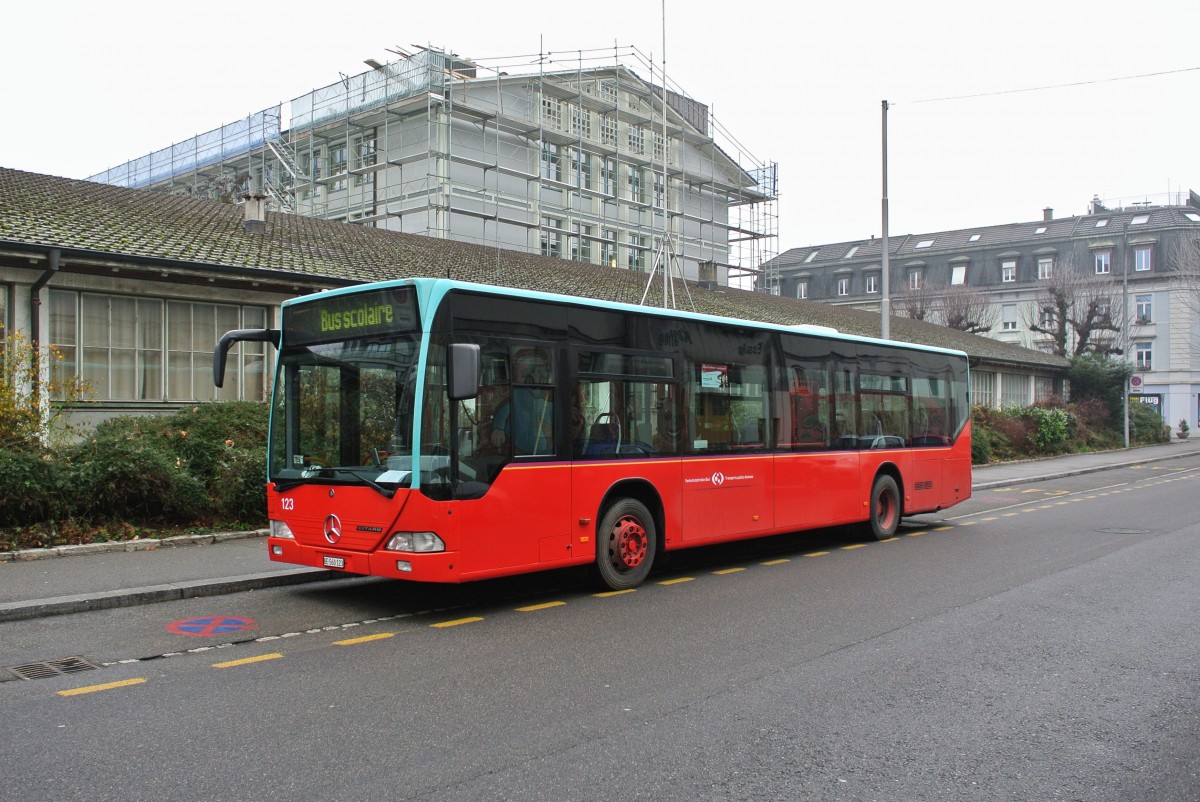 BGU Schlerkurs in Solothurn. Wegen Fahrzeugmangel bei den BGU wurde der MB Citaro I Nr. 123 der VB Biel fr diesen Umlauf angemietet. Bei Fahrzeugmangel wurde jeweils ein MB 405 N der BSU angemietet, da diese jedoch vor kurzem ausrangiert und verkauft wurden, musste jetzt ein anderer Bus organisiert werden, 18.12.2013.