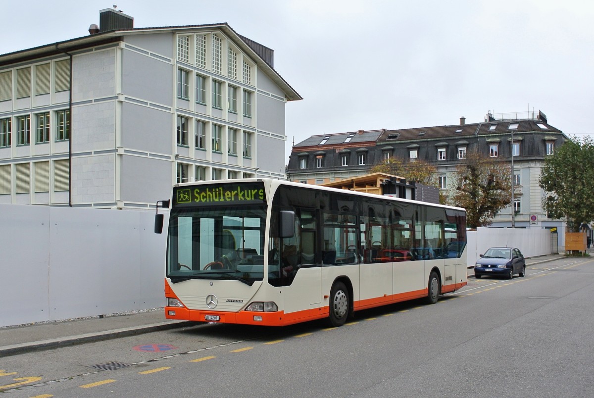 BGU Schlerkurs in der Stadt Solothurn. Bei diesem Citaro I handelt es sich um den BSU Wagen Nr. 71, smtliche Anschriften wurden jedoch entfernt, 27.10.2014.