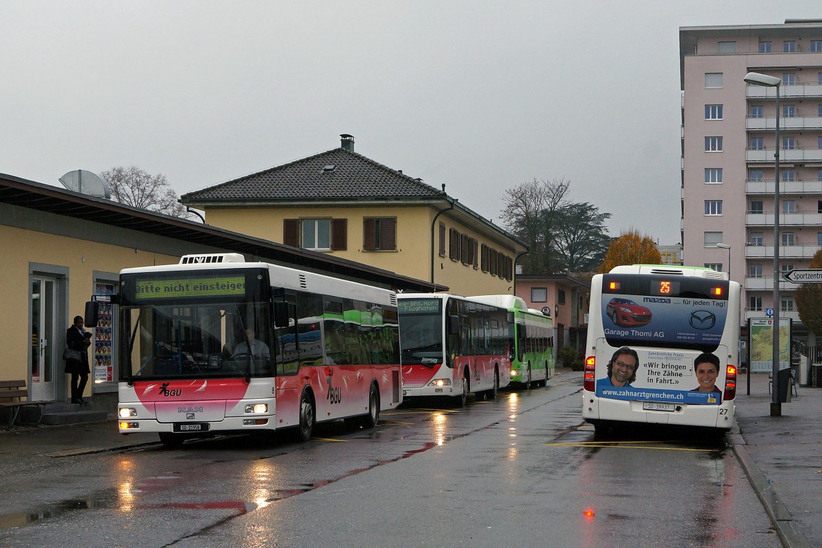 BGU: Zusammentreffen von verschiedenen BGU Bussen auf dem Bahnhofplatz Grenchen Süd am 15. November 2014. Zu sehen sind die Wagen 8, 20, 25 und 27.
Foto: Walter Ruetsch