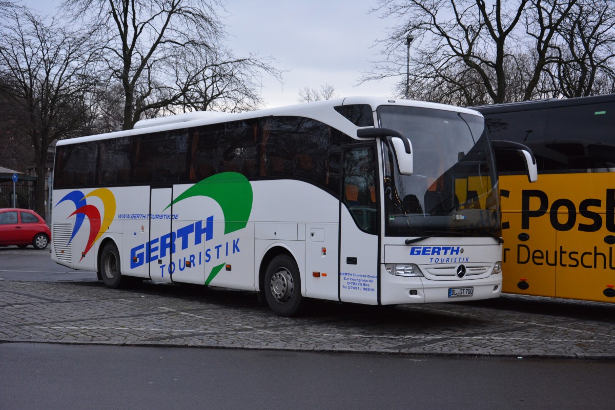 BL-GT 700 (Mercedes Benz Tourismo) steht am 16.12.2014 auf dem Hardenbergplatz Berlin.
