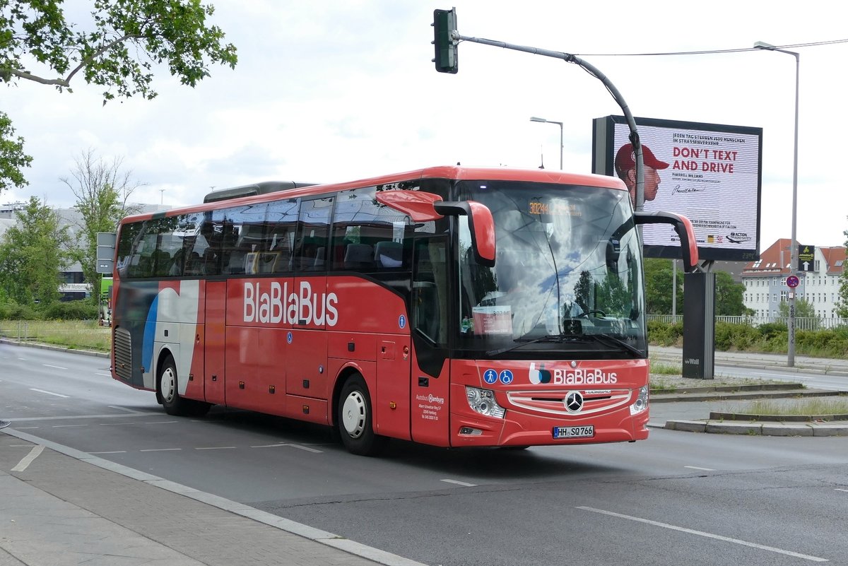 BlaBlaBus /Autobus Hamburg, mit einem Mercedes -Benz Tourismo, hier bei seiner Abfahrt nach München /ZOB. Berlin ZOB im July 2020.