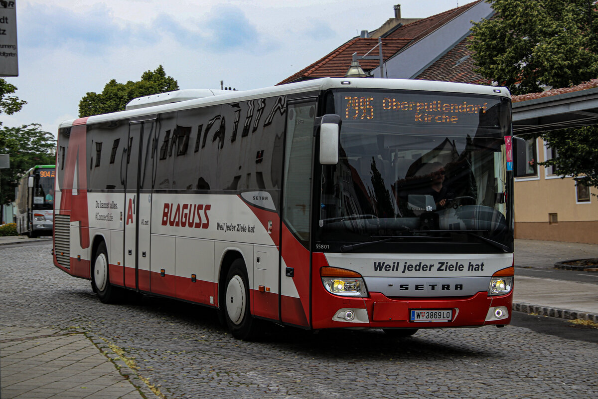 Blaguss Wagen 55801 verlässt als Linie 7995 nach Oberpullendorf den Eisenstädter Domplatz