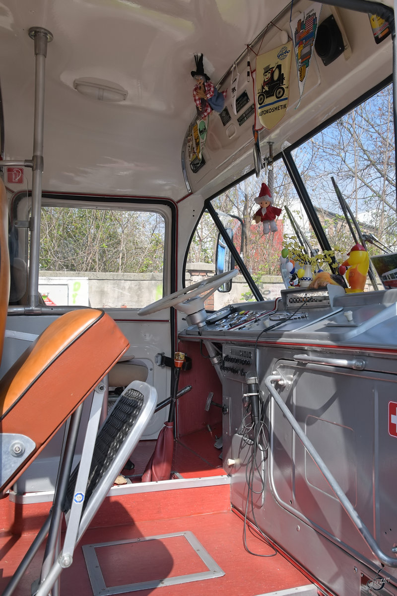 Blick auf den Arbeitsplatz des Busfahrers eines Ikarus 55. (Dresden, April 2017) 