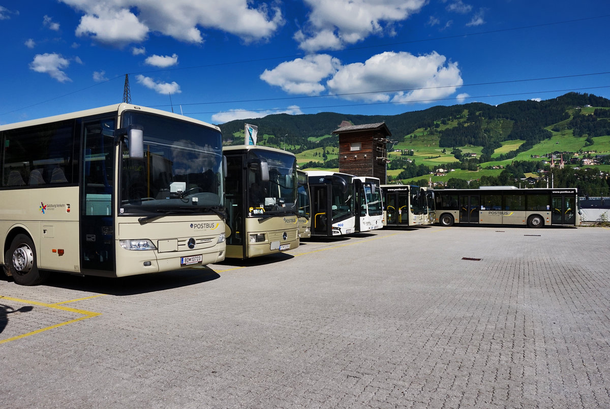 Blick auf die bei der Postbus-Werkstätte in St. Johann abgestellten Busse.
Aufgenommen am 7.8.2016.
