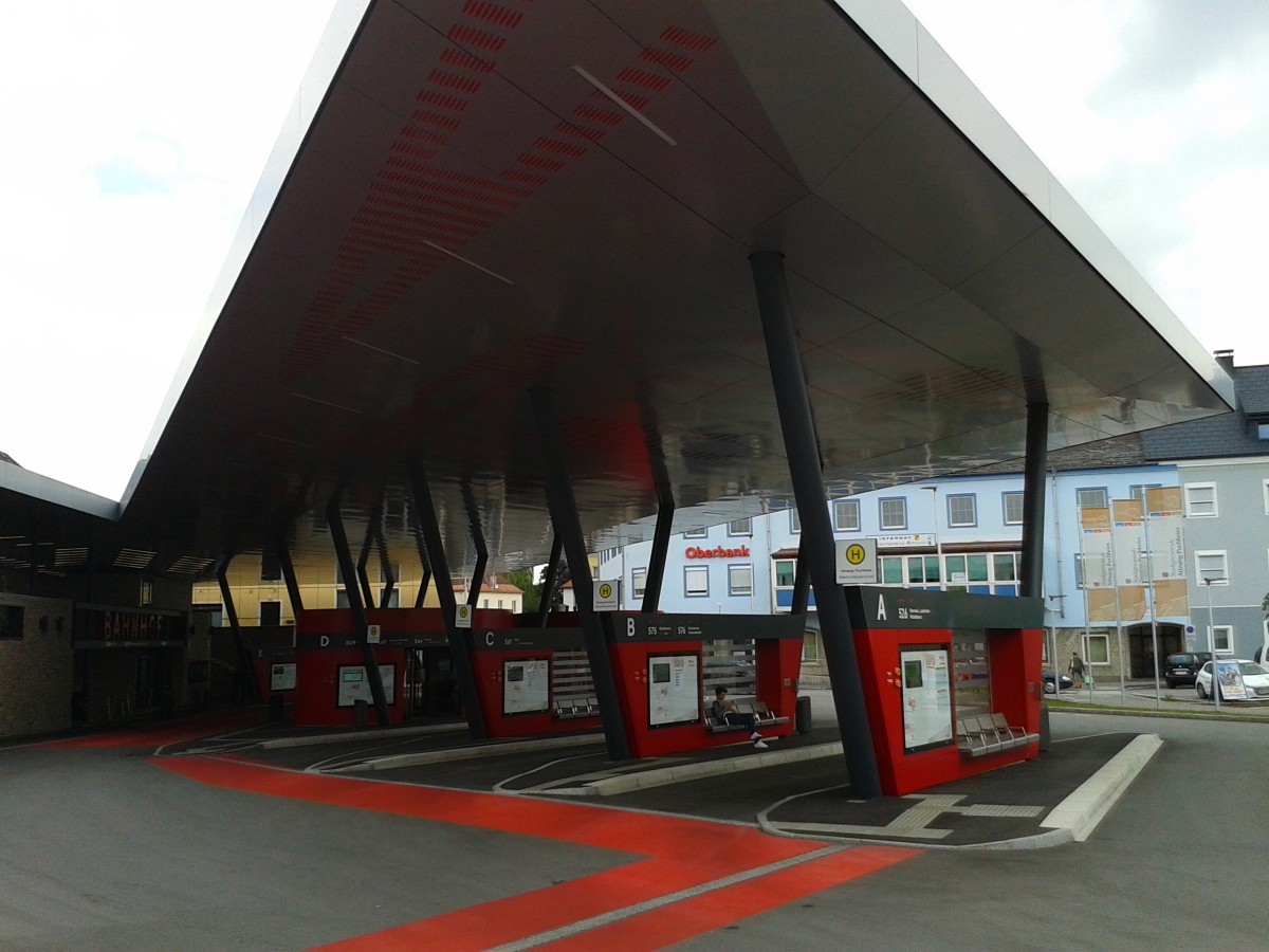 Blick auf die Haltestelle Attnang-Puchheim Bahnhof (Busterminal) am 18.8.2015. Durch die Modernisierung des Bahnhofs und der Bushaltestelle wurde Attnang-Puchheim wohl ein Beispiel, wie gut man Öffis miteinander verknüpfen kann.
