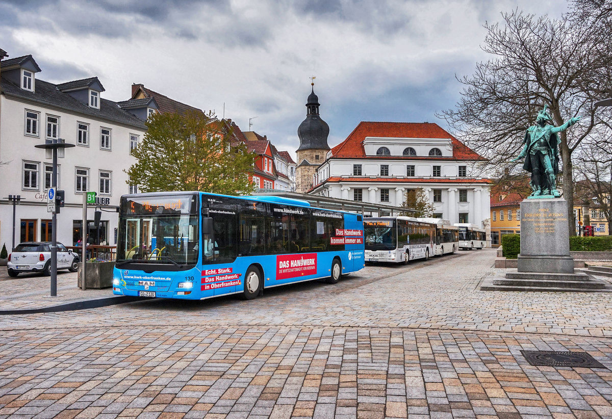 Blick auf die Haltestelle Coburg, Theaterplatz, an der soeben vier MAN-Busse halten.
Aufgenommen am 12.4.2017.