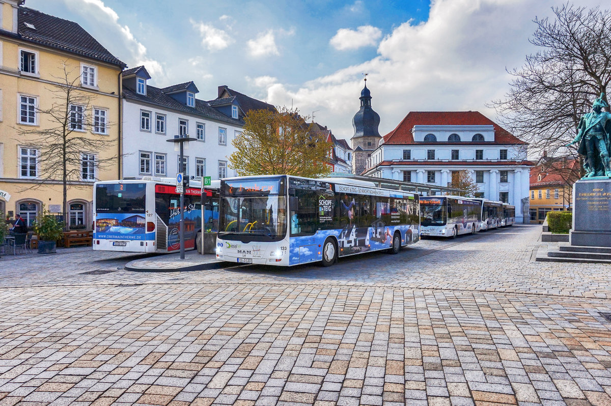 Blick auf die Haltestelle Theaterplatz, der zentralen Umsteigehaltestelle für die Coburger Stadtbuslinien.
Aufgenommen am 8.4.2017.