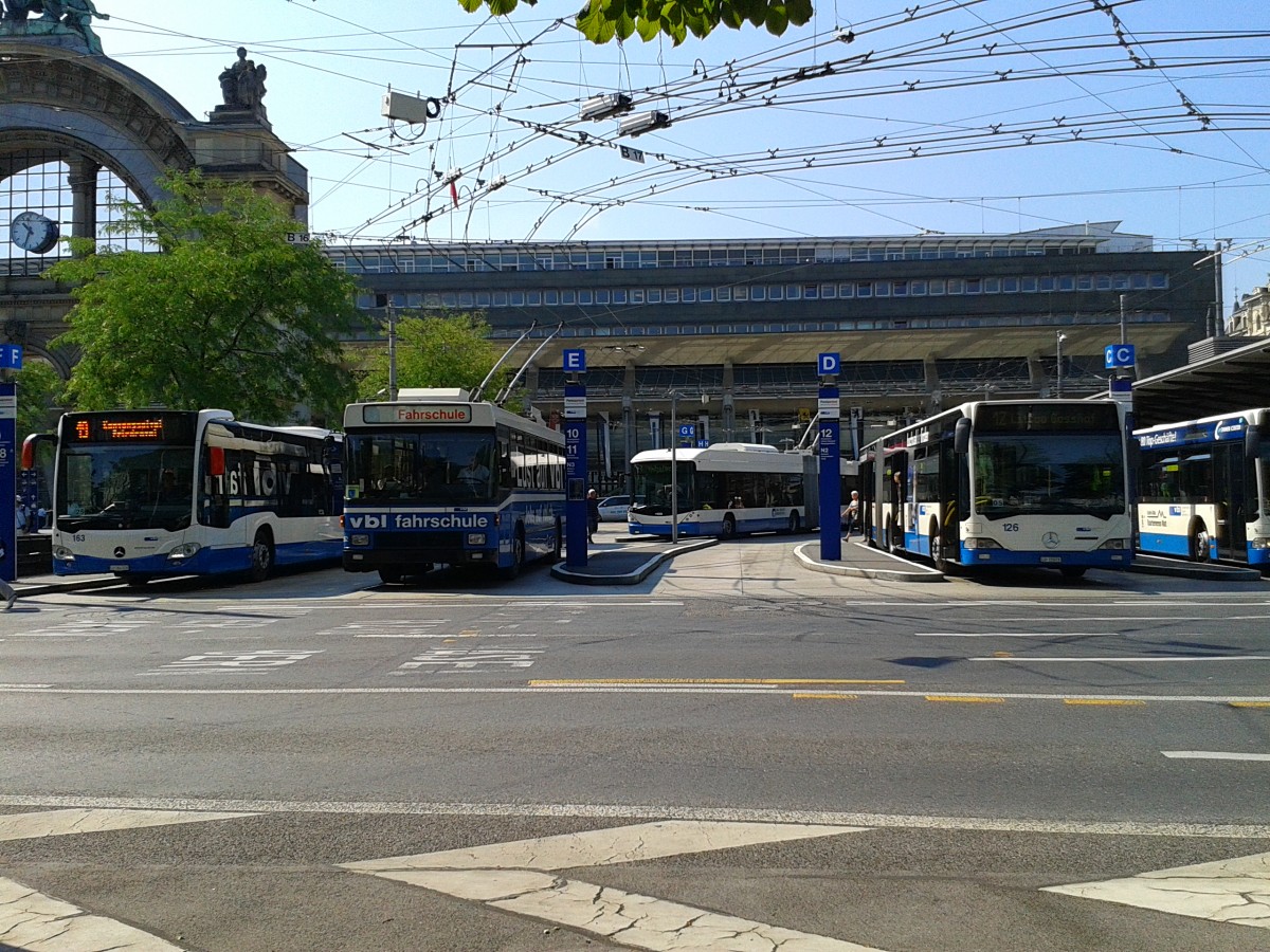 Blick auf den östlichen Teil der Haltestelle Luzern Bahnhofquai. (24.7.2015)