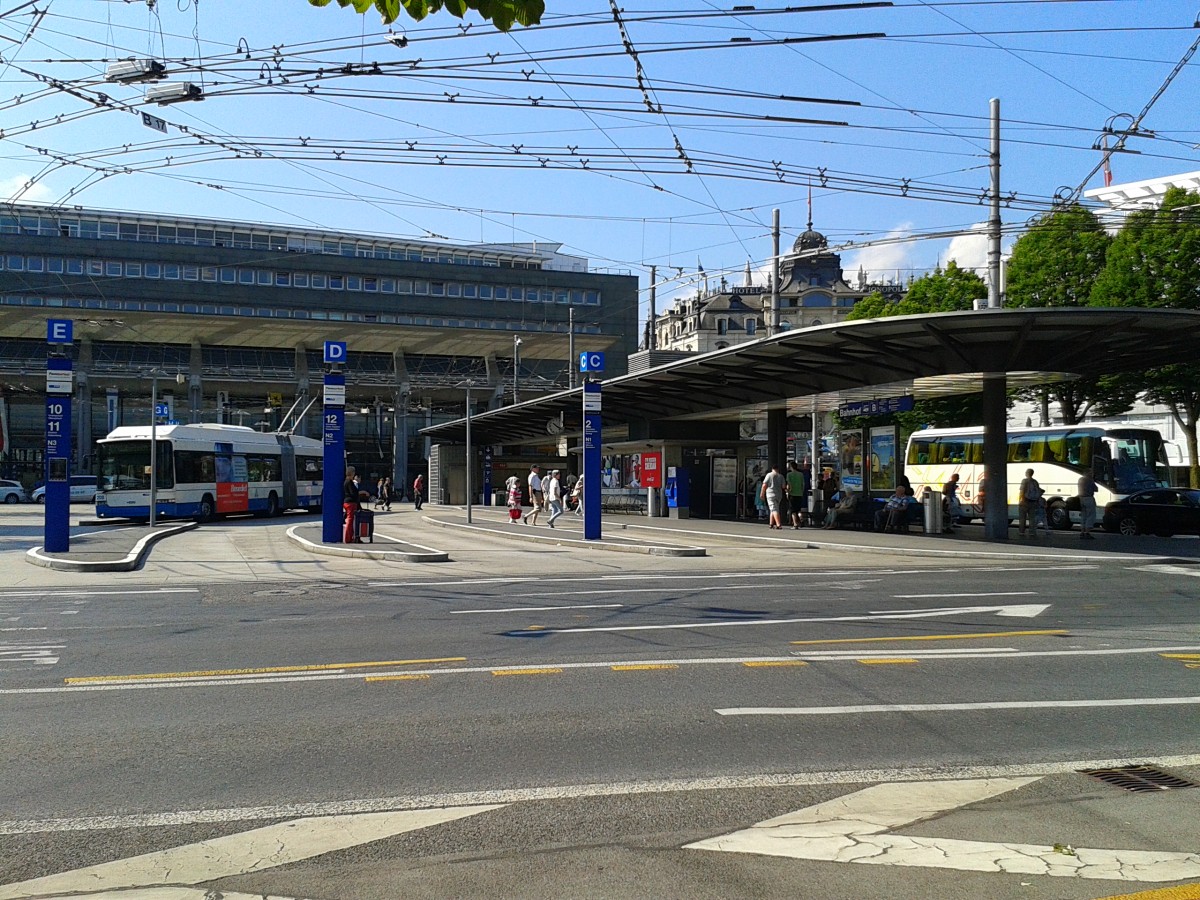 Blick auf den östlichen Teil der Haltestelle Luzern Bahnhofquai. (24.7.2015)