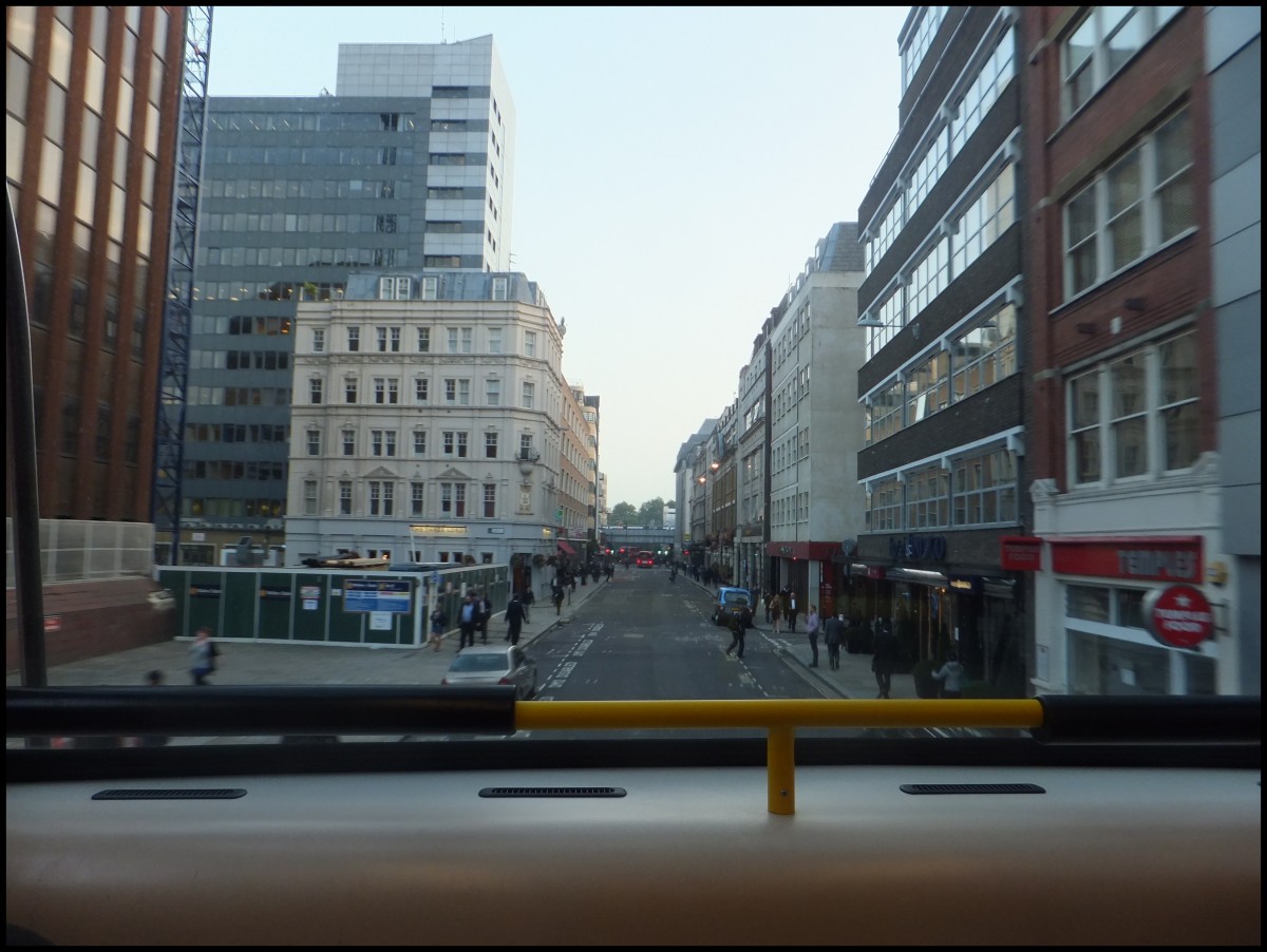 Blick aus einem Volvo Wright von Metroline in London am 24.09.2013