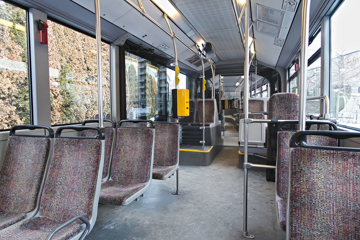 Blick in den Innenraum von Bus 882 der Innsbrucker Verkehrsbetriebe. Aufgenommen 25.1.2019.