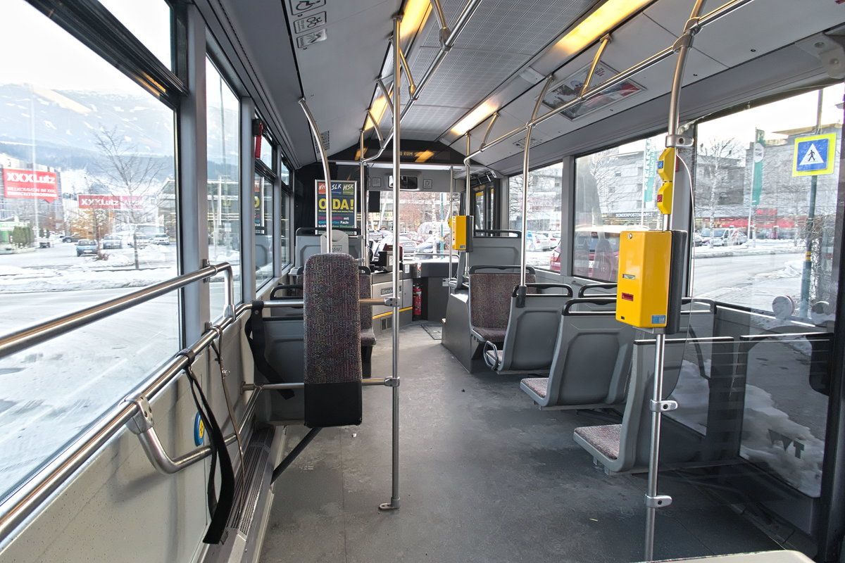 Blick in den Innenraum (Fahrerseitig) von Bus 882 der Innsbrucker Verkehrsbetriebe. Aufgenommen 25.1.2019.