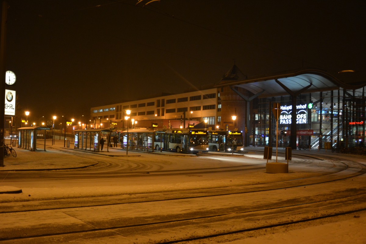 Blick vor dem Hauptbahnhof von Potsdam. Es stehen zur Abfahrt bereit Linie 695 (VIP) und Linie 601 (HVG). Aufgenommen am 24.01.2014.