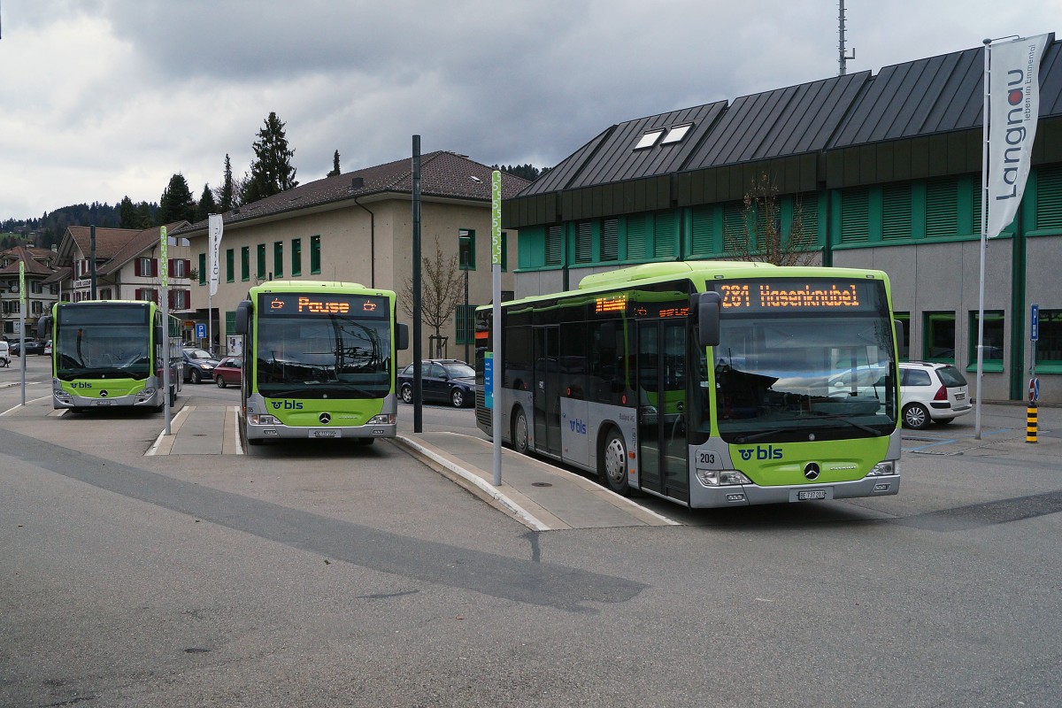 BLS: Durch die Inbetriebnahmen von 16 neuen MERCEDES CITARO sind die Busse der Marke VANHOOL rarer geworden auf dem BLS Bus-Netz. Einheitliche Busflotte auf dem Bahnhopfplatz Langnau i.E. auf den nächsten Einsatz wartend am 11. Dezember 2014.
Foto: Walter Ruetsch 