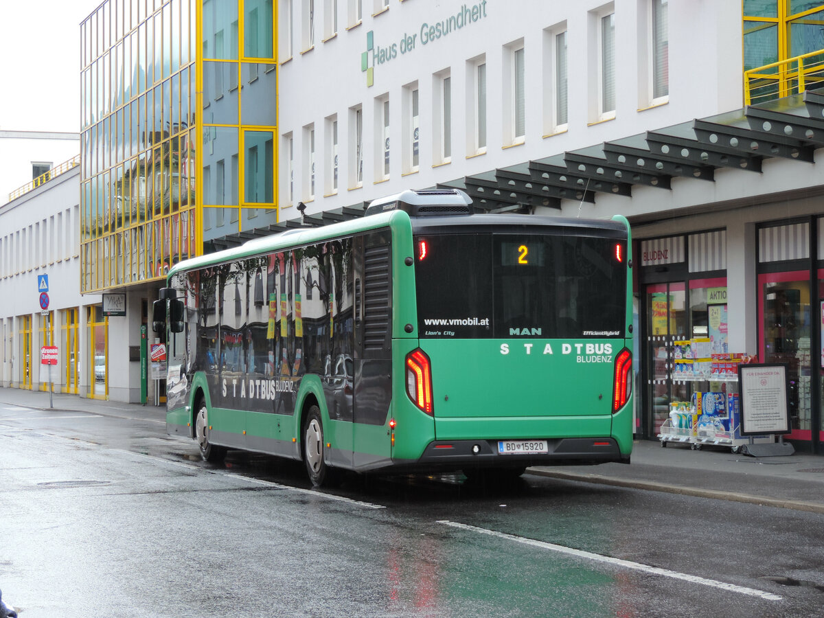 Bludenz - 28. August 2021 : der selbe New Lion's City 12 Hybridbus von hinten.