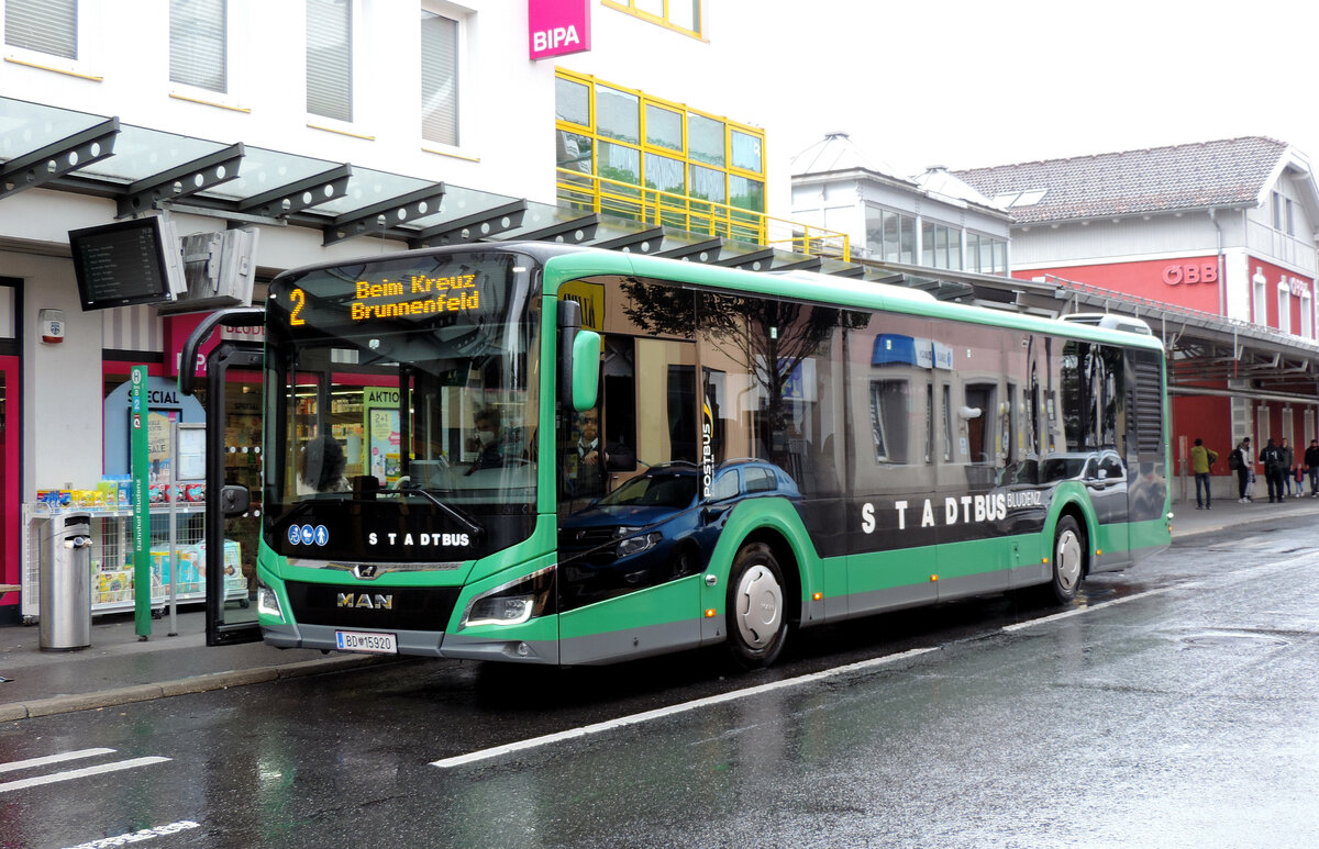 Bludenz - 28. August 2021 : New Lion's City 12 Hybridbus steht am Hauptbahnhof und ist für die Linie 2 einsatzbereit.