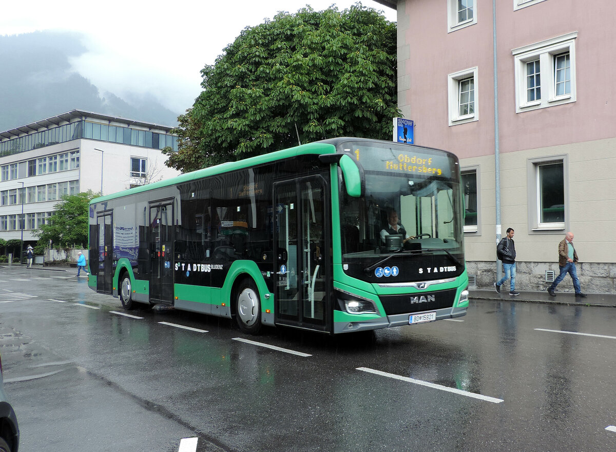 Bludenz - 28. August 2021 : ein New Lion's City 12 Hybridbus erreicht den Hauptbahnhof.