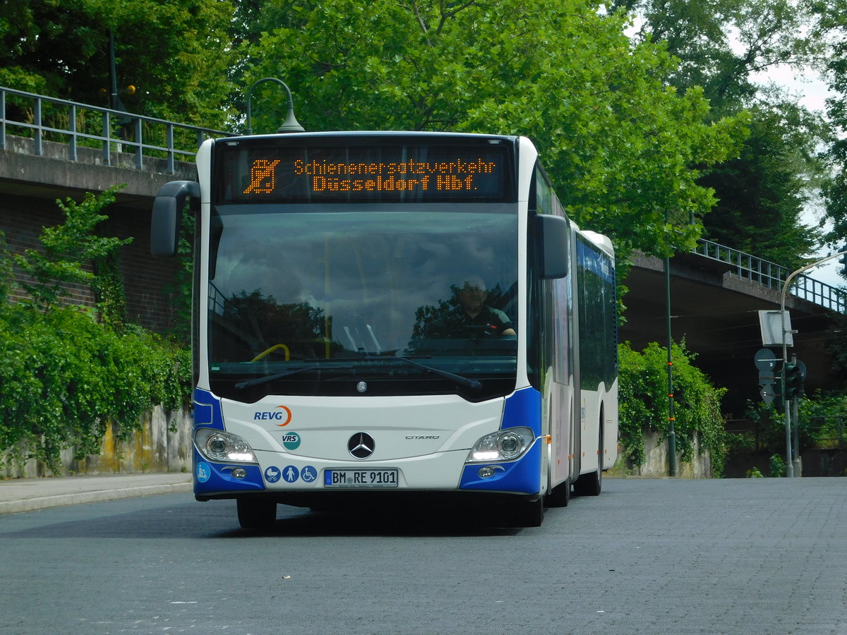 BM-RE 9101, der an Tirtey verliehen ist, am 28.06.2020 als S6-SEV nach Düsseldorf Hbf am Benrather Bahnhof
