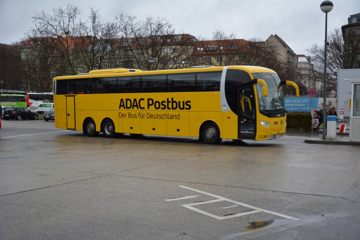 BM-RT 421 (Scania OmniExpress) fährt für den ADAC/Postbus am 10.01.2015 Richtung Köln. Aufgenommen am ZOB Berlin.
