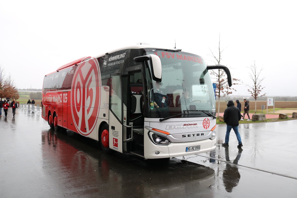 Bohr Reisen Setra 5000er Mainz 05 Mannschaftsbus am 01.02.20 am Stadion 