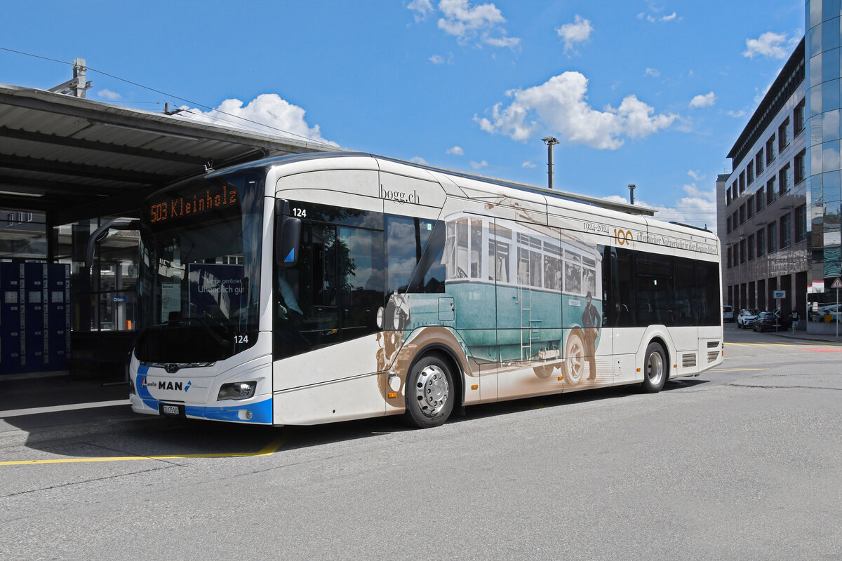 BOOG MAN Lions City Elektrobus 124 mit der Werbung für 100 Jahre Öffentlicher Nahverkehr in der Region Olten, auf der Linie 503, wartet am 13.06.2024 beim Bahnhof Olten.
