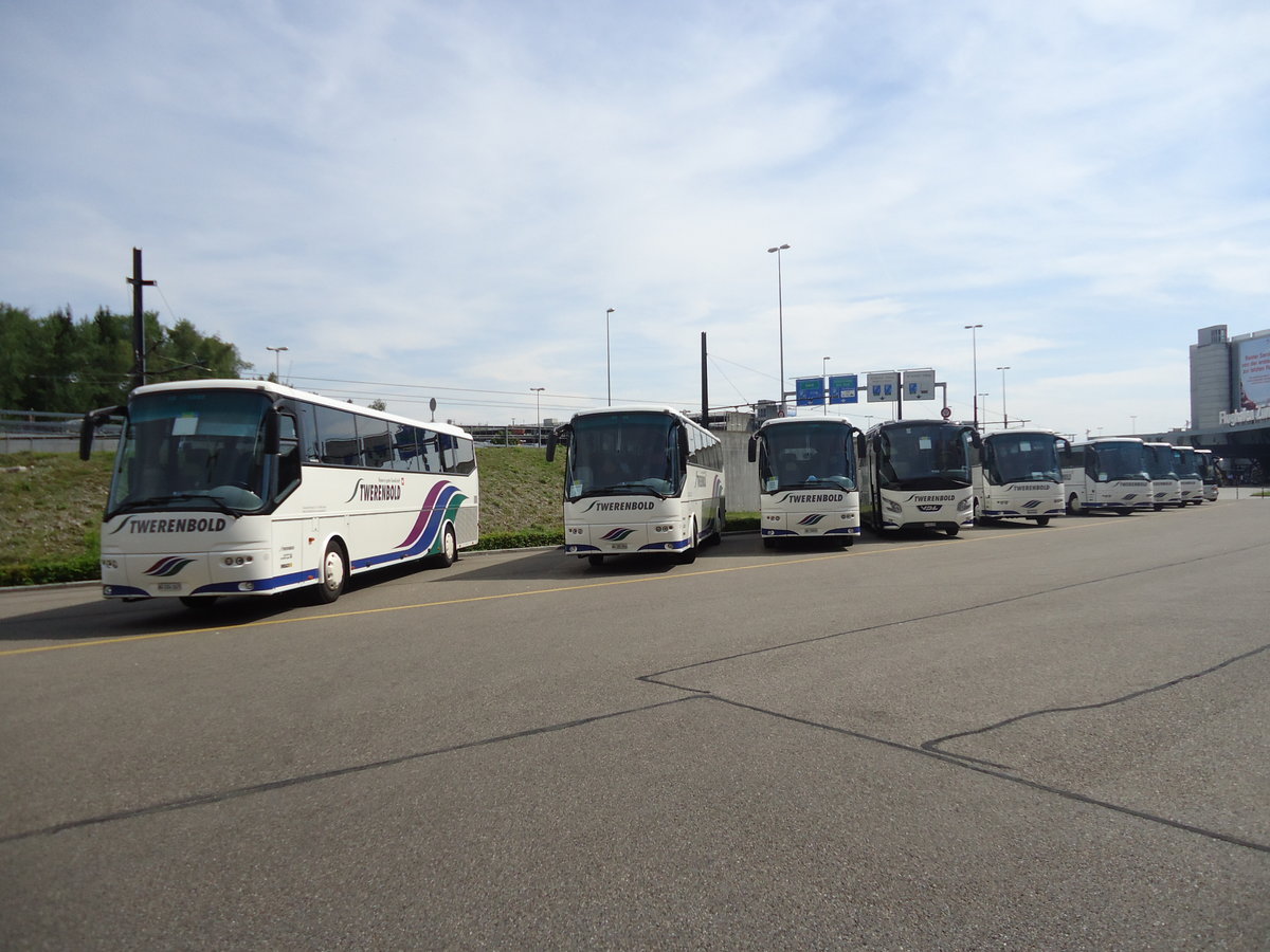 Bova Futura et VDL Futura, Twerenbold, Zurich Airport juillet 2014

Plus sur : https://www.facebook.com/search/top/?q=autocars%20en%20suisse