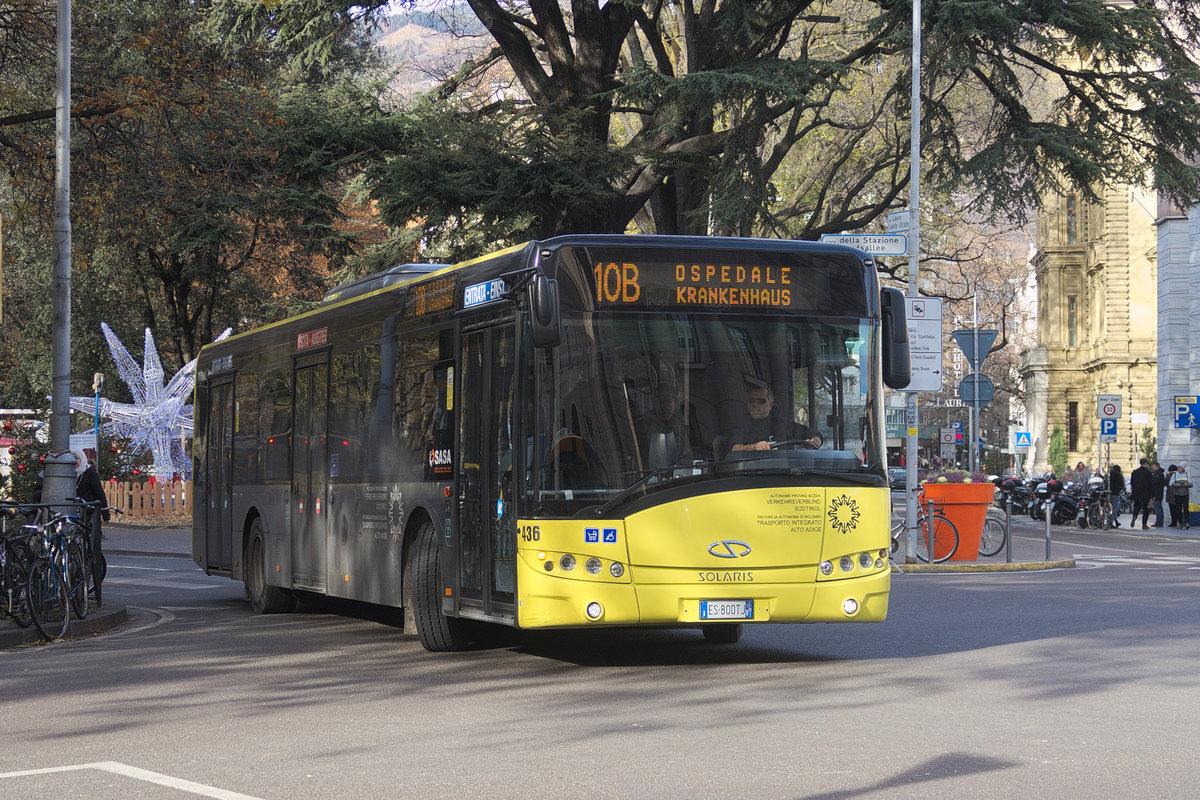 Bozen: Solaris Urbino Bus Nr. 436 der SASA der Linie 10B zum Krankenhaus bei der Haltestelle Stazione Bolzano - Bahnhof Bozen. Aufgenommen 2.12.2017.