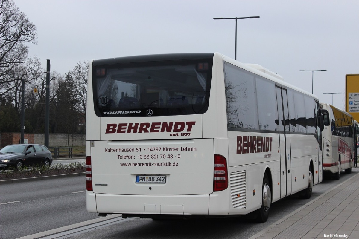 Brandenburg, HBF der Mercedes-Benz Tourismo der Firma Behrendt aus Lehnin wartet auf das Ende seiner Pause. 26.03.2015