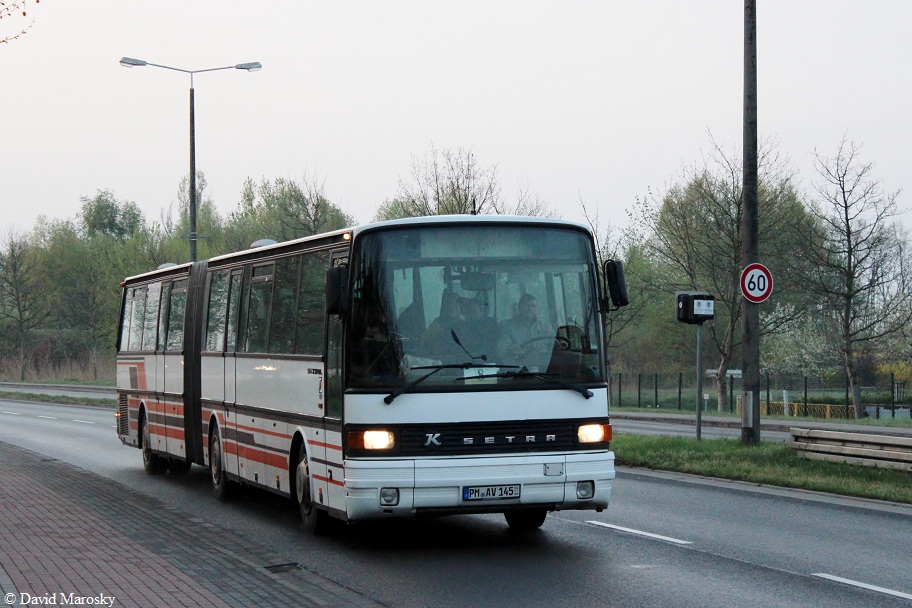 Brandenburg, Kreuzung Wilhelmsdorfer-Straße am 12.04.2014 Vorbeifahrt eines Setra S219UL der Firma Buschmann und Winkelmann.