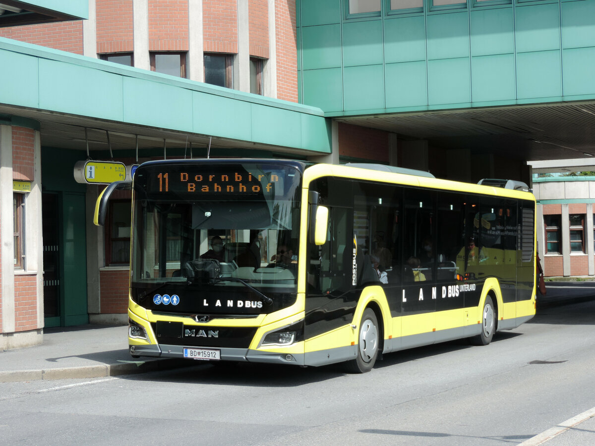 Bregenz - 23. August 2021 : New Lion's City 12 Hybridbus vor dem ÖBB Bahnhof.