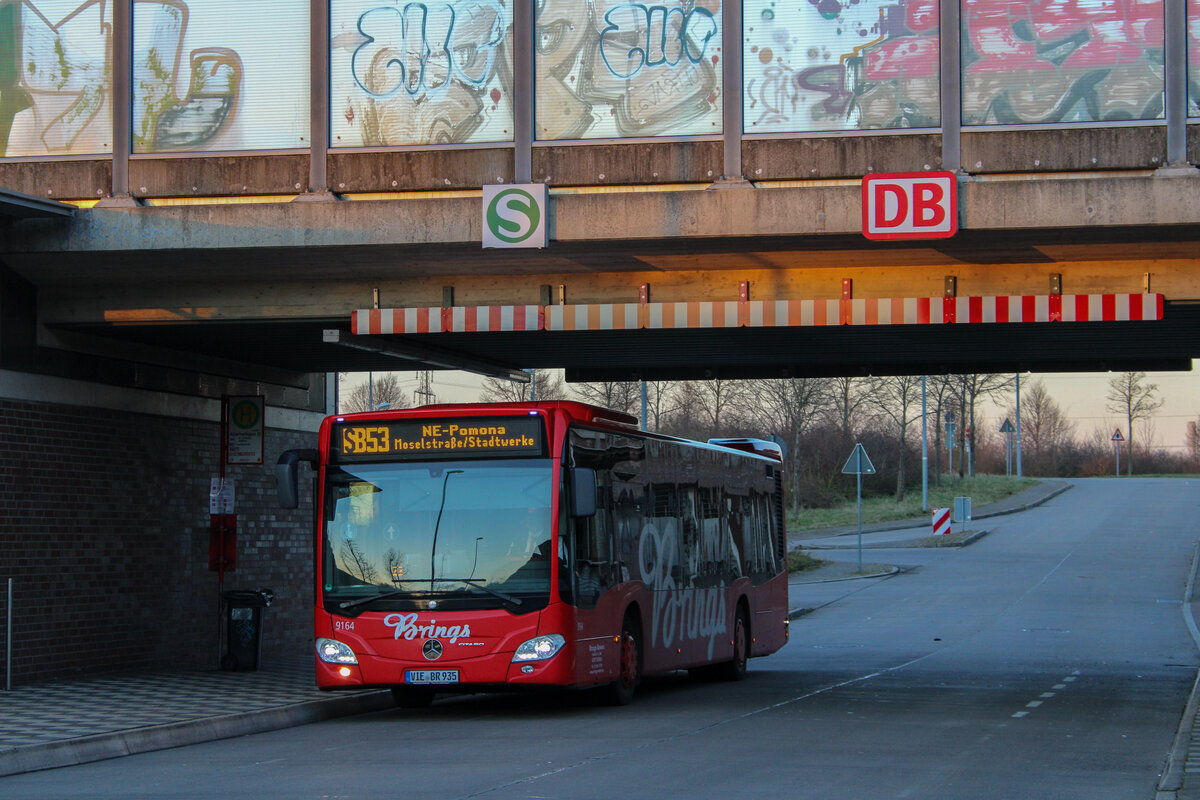 Brings Reisen VIE-BR 935 (Rheinbahnnummer 9164), Mercedes-Benz C2 Baujahr 2019, auf dem Weg nach Moselstraße/Stadtwerke als SB53, 28.2.2022, Allerheiligen S