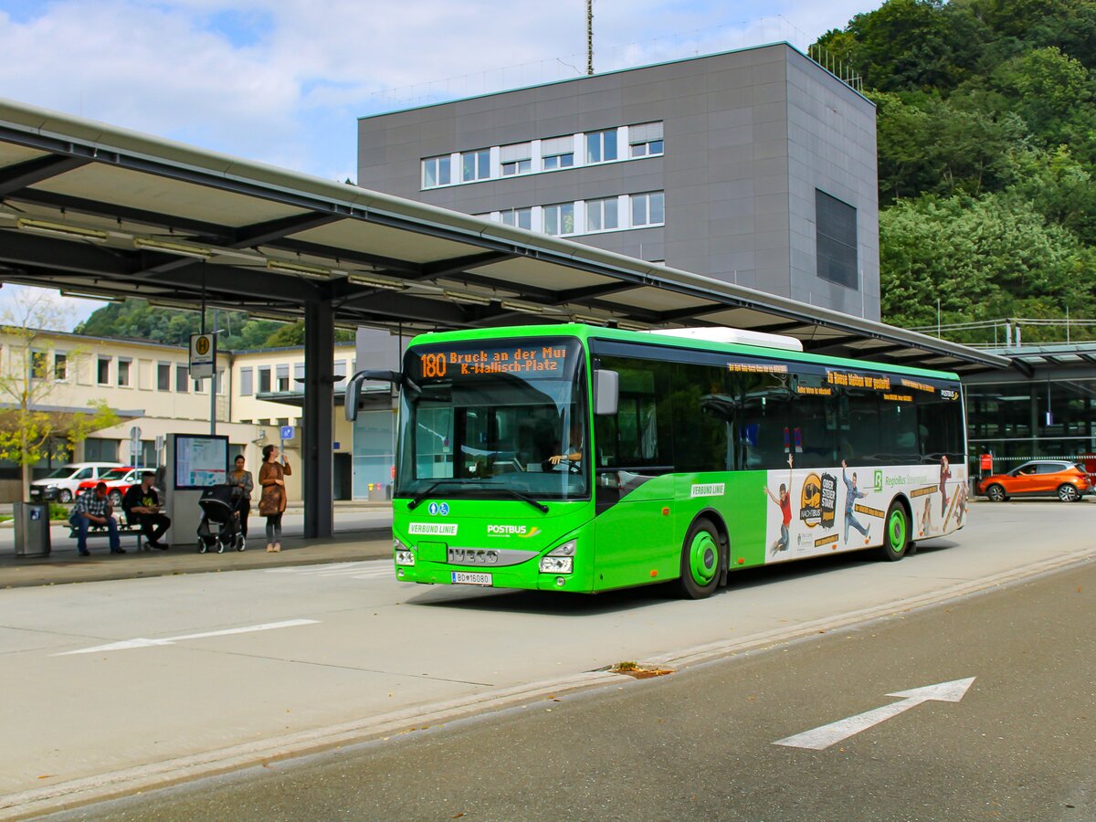 Bruck an der Mur. Der Postbus BD 16080 ist hier am 18.09.2023 als Linie 180 vor dem Bahnhof Bruck/Mur zu sehen.