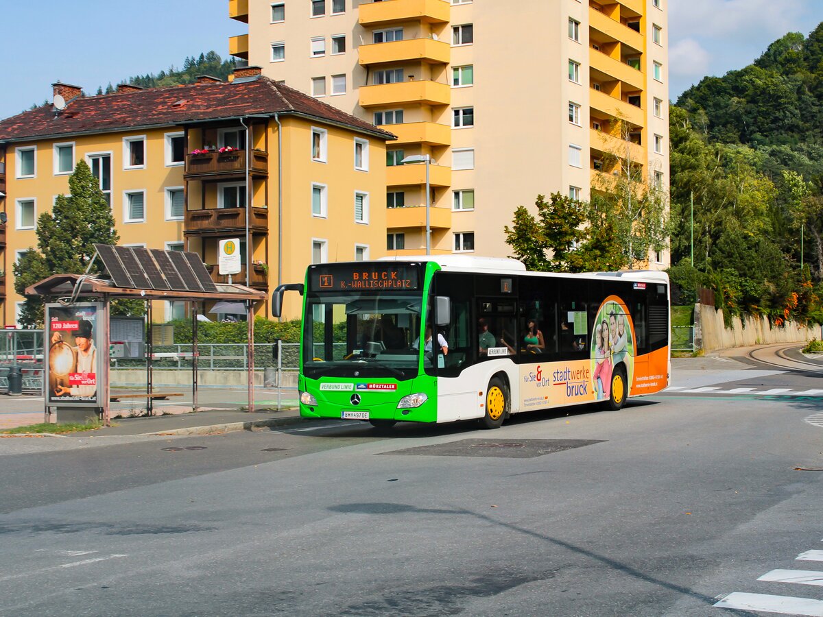 Bruck an der Mur. Wagen 17 der Mürztaler Verkehrsgesellschaft ist hier am 18.09.2023 als Linie 1 bei der Haltestelle Mürzbrücke zu sehen.