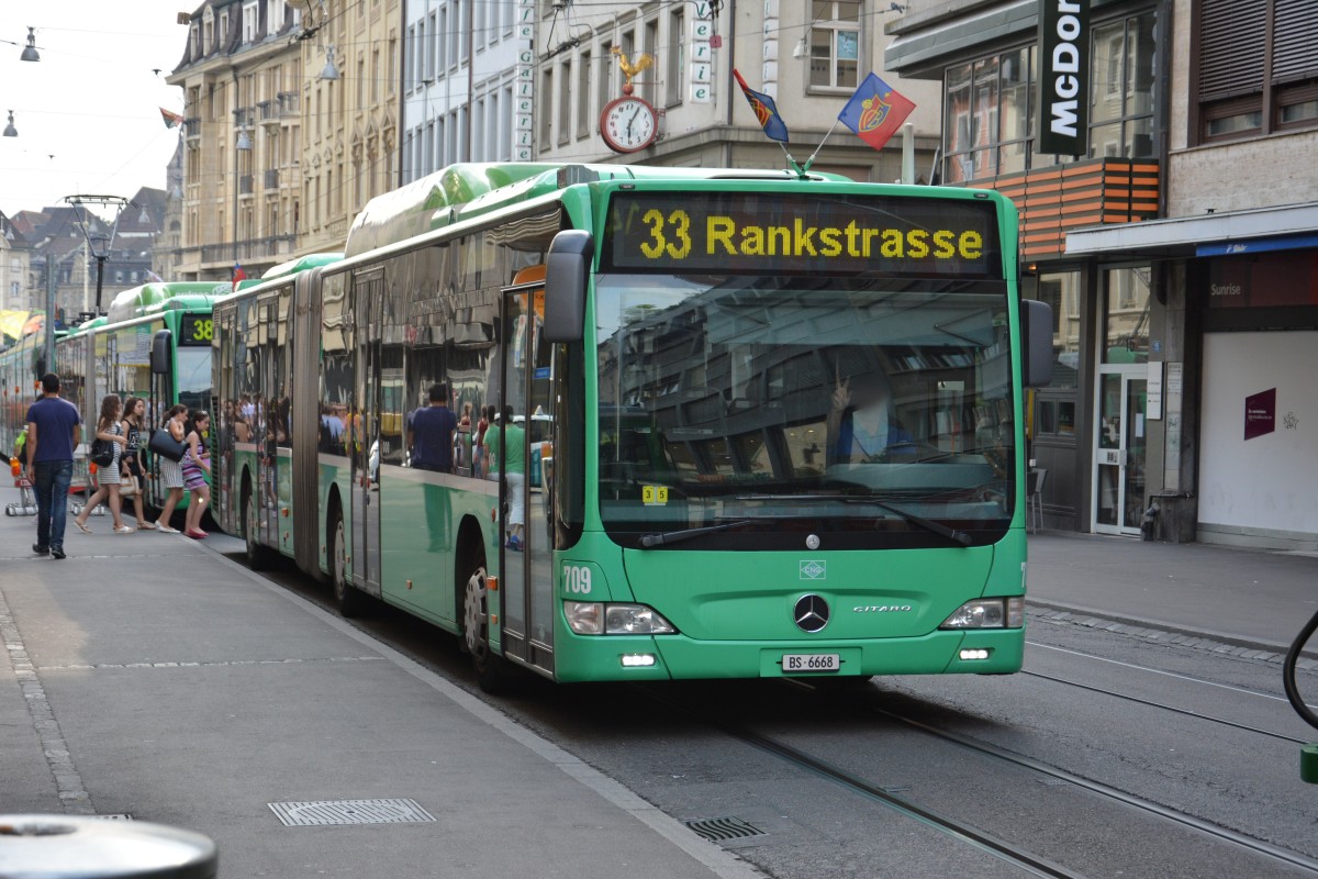 BS-6668 fährt am 07.06.2015 auf der Linie 33 zur Rankstrasse. Aufgenommen wurde ein Mercedes Benz Citaro Facelift CNG / Basel Greifengasse.
