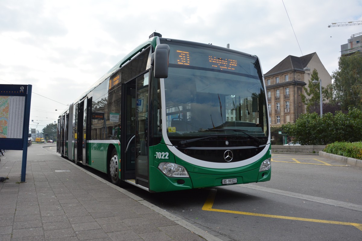 BS-99322 steht am 13.10.2015 vor dem Bahnhof Basel Badischer Bahnhof. Aufgenommen wurde ein Mercedes Benz Citaro G der 2. Generation.
