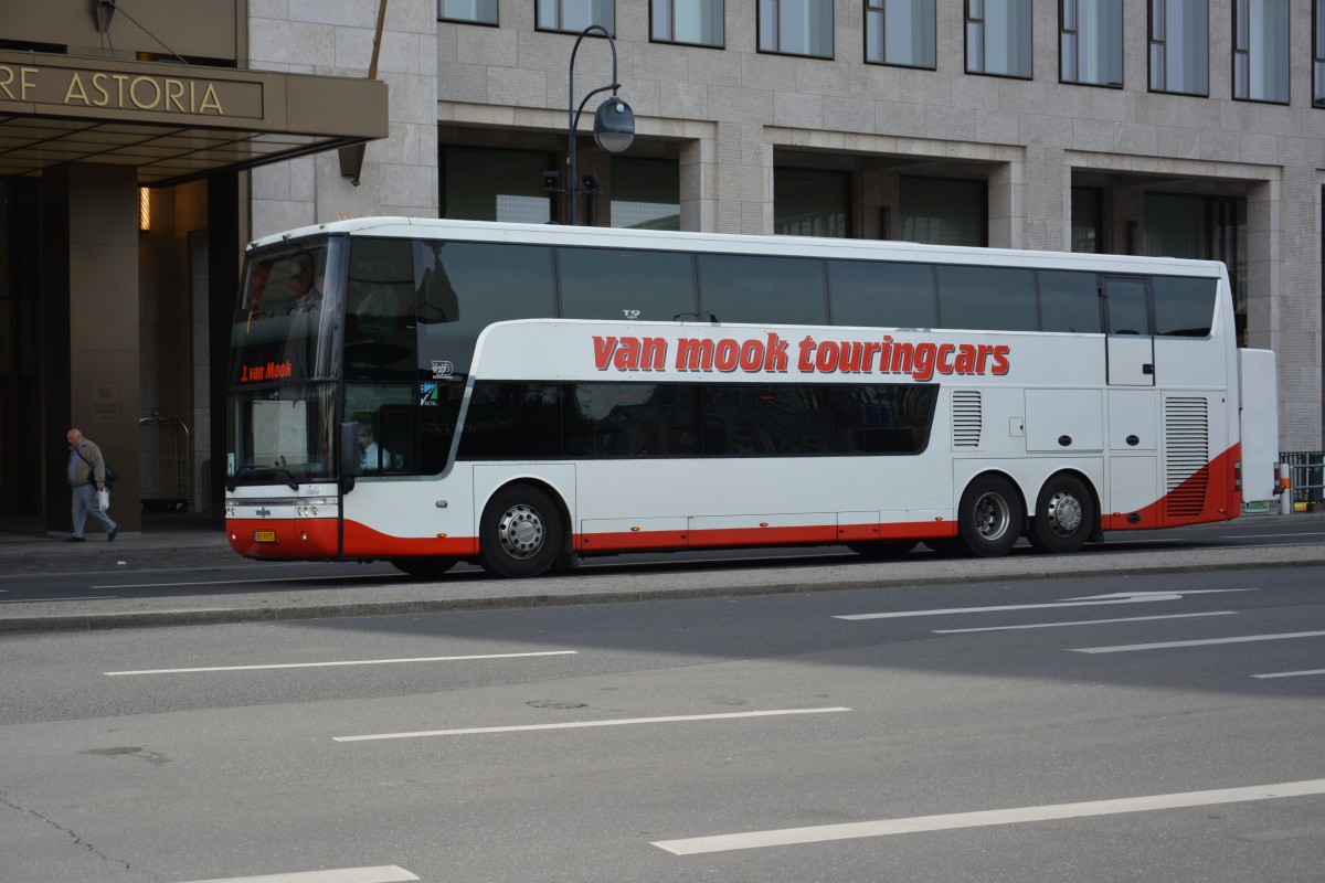 BS-YN-73 fährt am 11.04.2015 durch Berlin. Aufgenommen wurde ein VanHool 927 Astromega / Berlin Zoologischer Garten.
