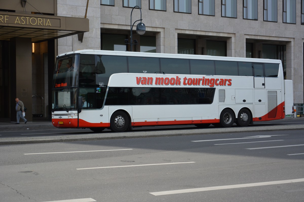 BS-YN-73 fährt am 11.04.2015 durch Berlin. Aufgenommen wurde ein VanHool 927 Astromega / Berlin Zoologischer Garten.
