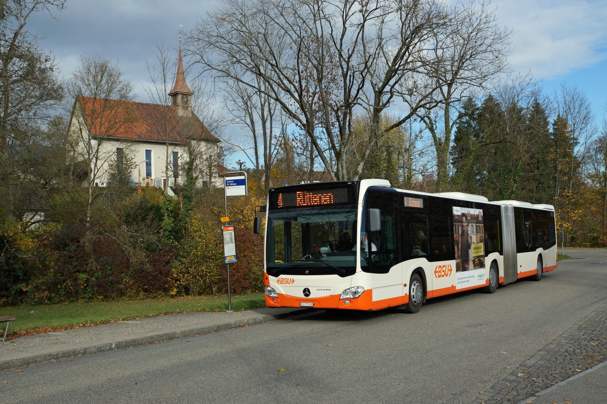 BSU: Ein MERCEDES CITARO Gelenkbus der Linie 4 wurde am 4. November 2015 auf der Fahrt nach Rüttenen vor der Kulisse der römisch katholischen Kirche St. Niklaus verewigt.
Foto: Walter Ruetsch 