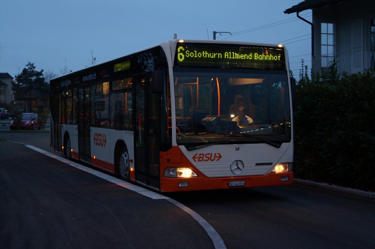 BSU: Mehrheitlich prägen die neusten MERCEDES CITARO das Bild des Busbetriebes Solothurn und Umgebung. Am frühen Morgen des 15. November 2014 konnte noch ein MERCEDES CITARO der ersten Generation in Biberist auf der Linie 6 fotografiert werden.
Foto: Walter Ruetsch 