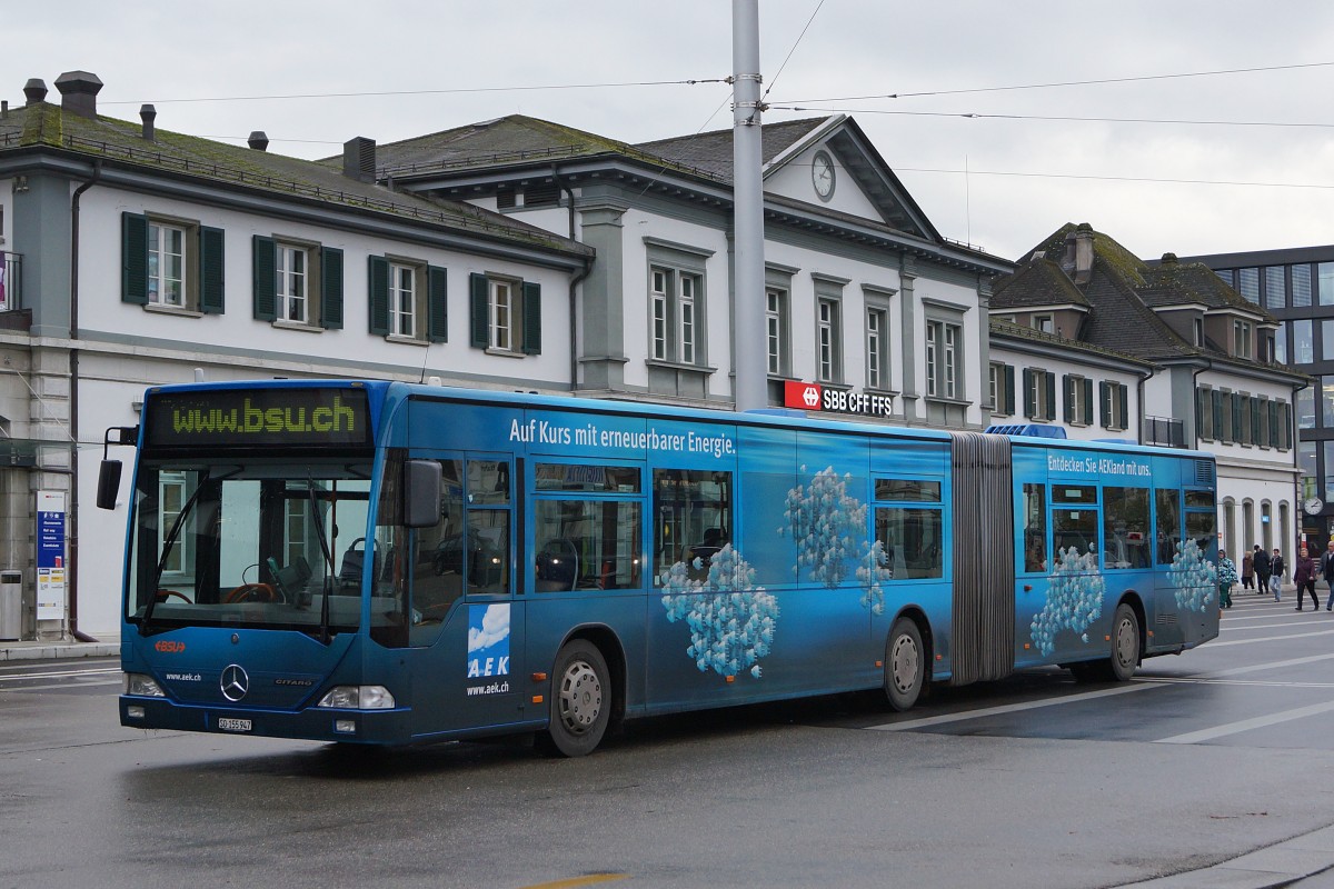 BSU: Mercedes Citaro Gelenkbus mit Vollwerbung auf dem Bahnhofplatz Solothurn am 18. November 2014.
Foto: Walter Ruetsch